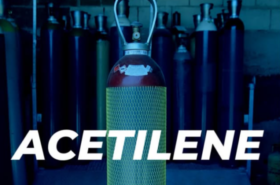 Acetilene, il gas della fiamma perfetta: cos’è, da dove nasce e perché è ancora indispensabile nelle bombole per uso professionale